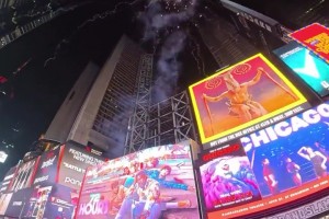 阿根廷球迷“占领”时代广场，赛前高歌为球队助威